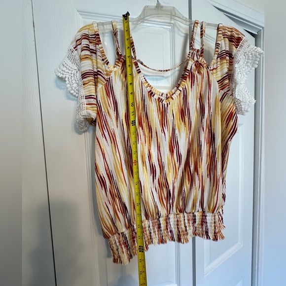 Cold shoulder blouse. - Picture 3 of 7